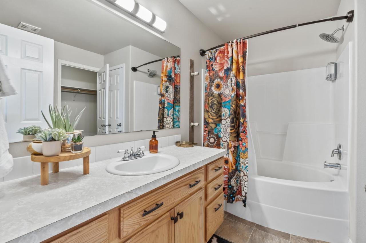 Southwestern Style 4 Bedroom Nampa Home Sleeps 16! Bagian luar foto